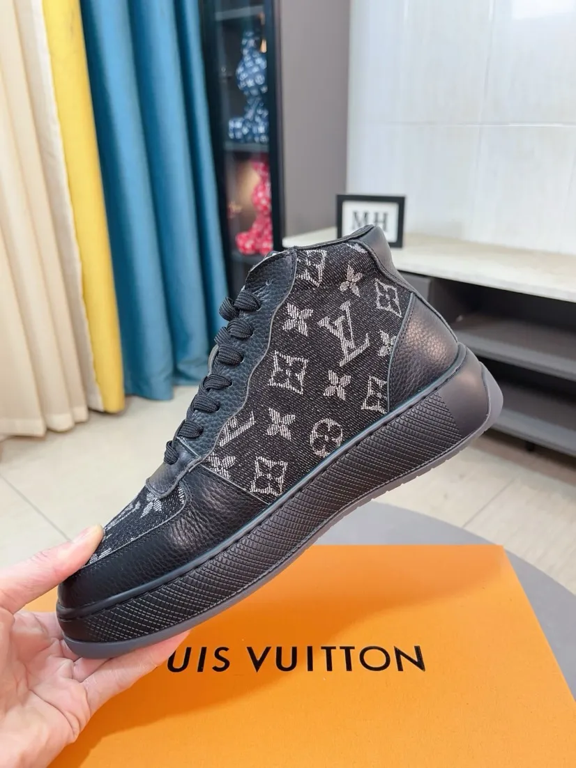 Men's shoes 💰438🌹🌹【LOUIS VUITTON】Same style on Louis Vuitton* official website🚹Men's high-top casual shoes❤️Same style as popular celebrities and big names ~ Best-selling at home and abroad Lv focuses on the checkerboard series...Imported first-layer cowhide with special fabrics➕Full sheep leather lining➕Brand-specific hollow outsole💎Produced by OEM The highest version🔍🔍Number of codes: 38-44,